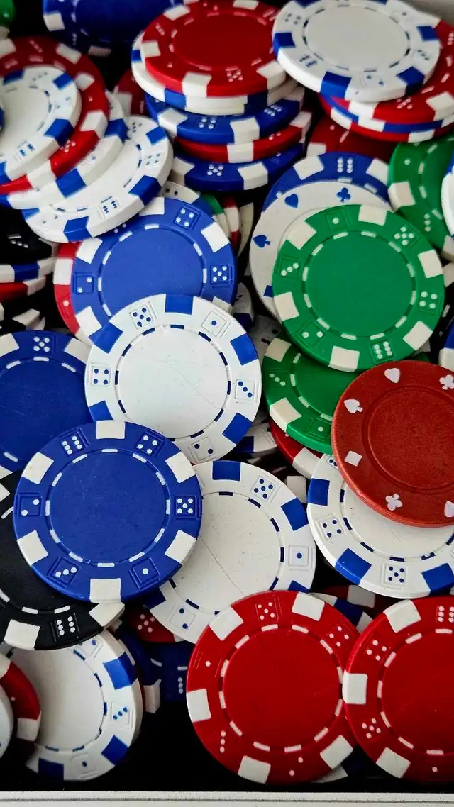 Poker Chips 450- Count Unmarked  in Hobbies & Crafts in City of Montréal - Image 9