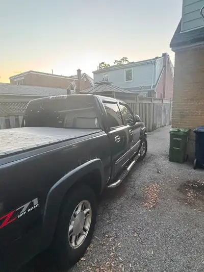 Selling the parts from my 2006 GMC Sierra. The frame is cracked. Contact for price