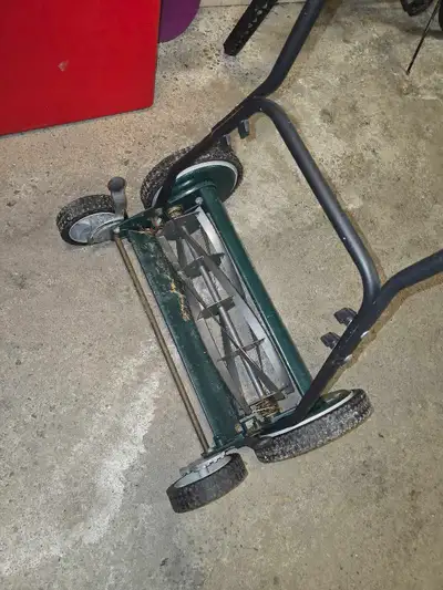 Great condition eco friendly lawn cutter no gas no electricity manual push mower