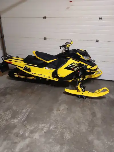 Ski doo renegade xrs model etec 850 Rare sled With Only 4000km Mint condition Custom numbers Fully a...