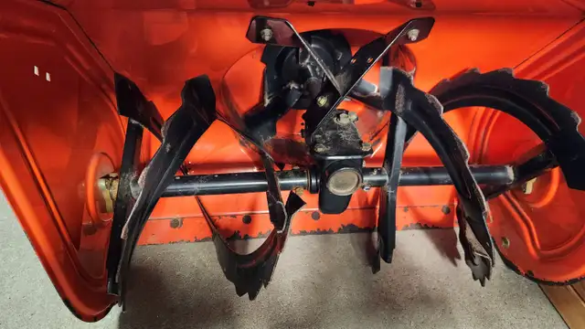 Souffleuse Ariens Deluxe 28" (2013) // Snowblower in Snowblowers in Laval / North Shore - Image 3