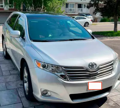 2010 VENZA SUV, one owner, 252k Kilometers, drives smoothly, engine no noise and no vibration. front...