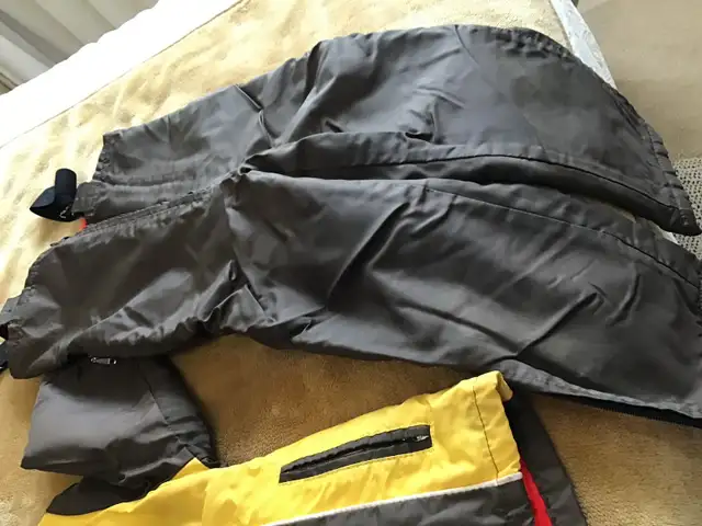 Two Piece Kids Snow Suit Very Warm Size 5 in Clothing - 5T in Calgary - Image 4