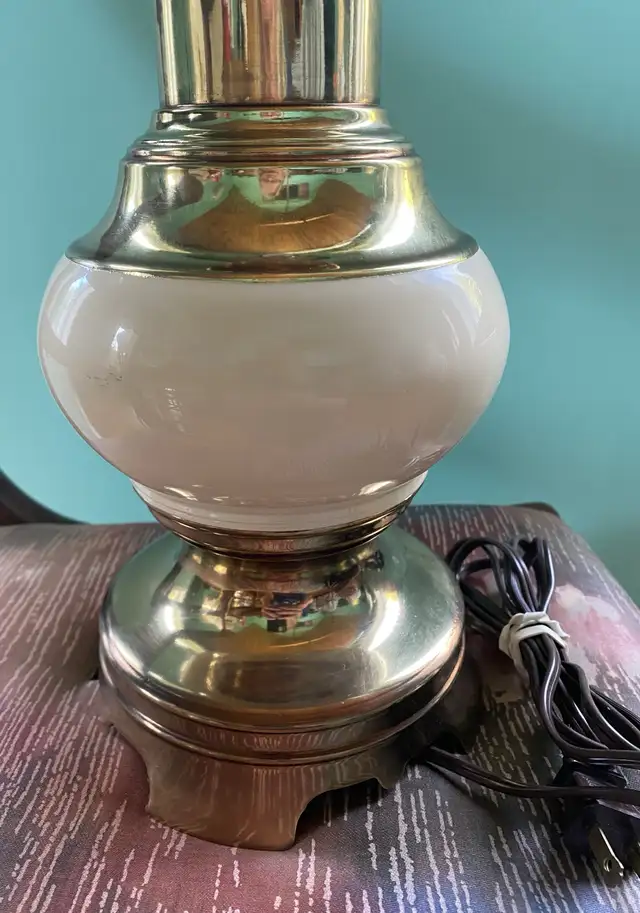 Vintage Real Brass and Ceramic Table Lamp - Heavy (works) in Indoor Lighting & Fans in Oakville / Halton Region - Image 4