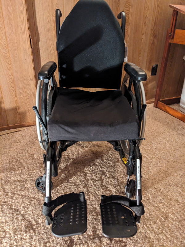 Wheelchair by Motion Composites dans Santé et besoins spéciaux  à Brantford - Image 2