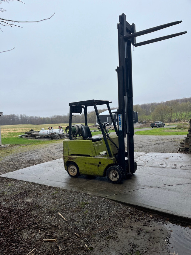 Clark 4000# Forklift. in Other Business & Industrial in Oshawa / Durham Region - Image 3