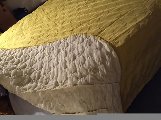 Vintage 50s Quilted Yellow Double-Queen Sz Bed cover - 94" X 88" in Arts & Collectibles in City of Toronto - Image 11