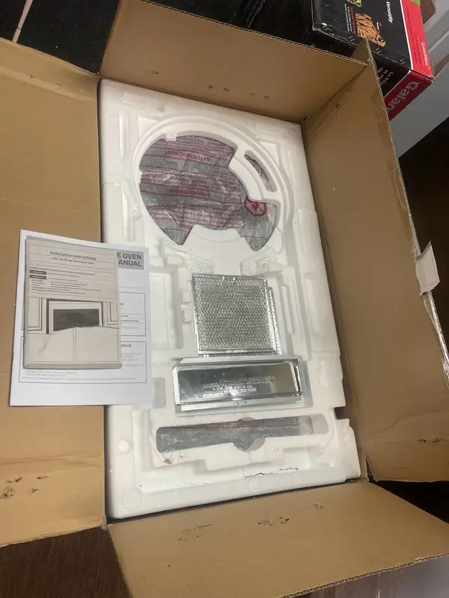 Samsung Bespoke Smart 2.1 cu. ft. White Glass OTR Microwave  in Microwaves & Cookers in City of Toronto - Image 6