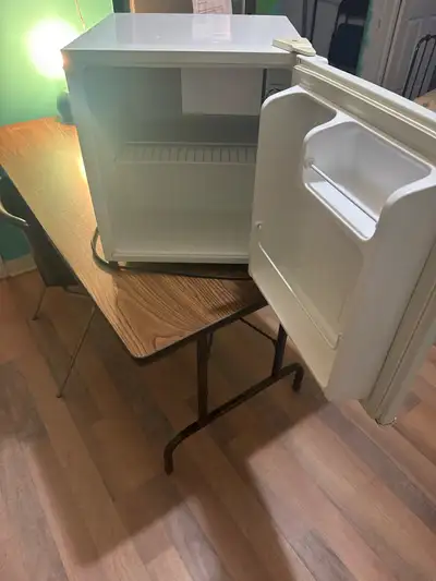 Igloo compact mini fridge in excellent working condition. Perfect for dorm rooms, bedrooms, offices,...