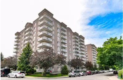 1) 1 stationnement intérieur chauffé / 1casier au sous-sol / 1 balcon privé 2) 2 ascenseurs avec un...