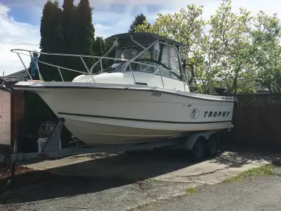 Ideal for fishing offshore, cruising or island hopping. Powerful 5.7L Mercruiser with Bravo II stern...