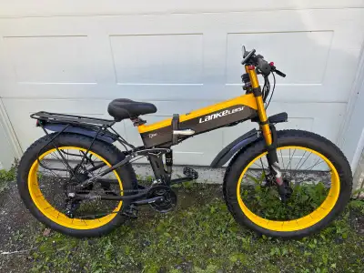 A fast running motor with a working computer with good as new tires a good kick stand.