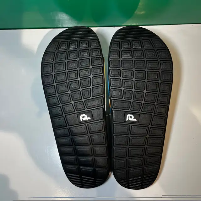 Primitive Naruto Shippuden Six Paths anime slides (Size 9 men's) in Men's Shoes in City of Montréal - Image 5