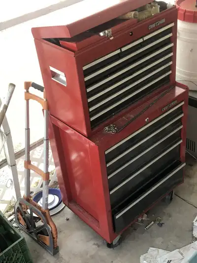This Craftsman 12 drawer tool chest is a reliable, heavy-duty storage solution perfect for organizin...