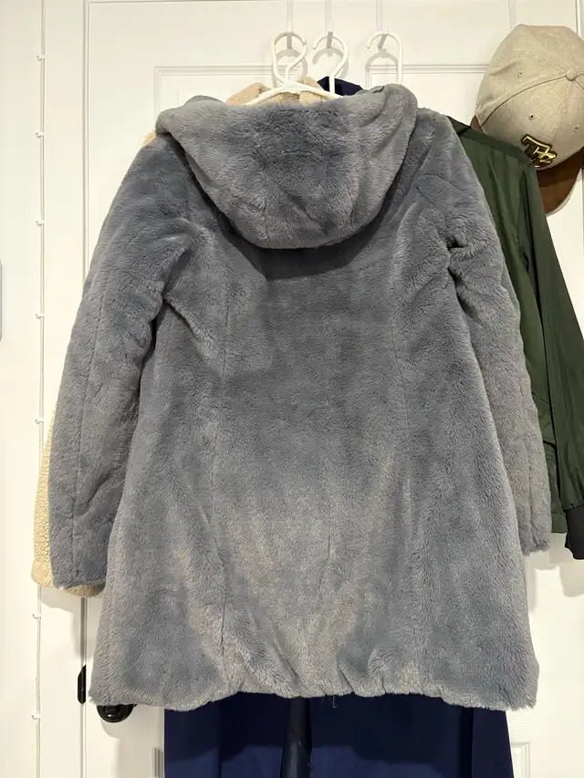 Annabell’s women’s reversible winter coat MEDIUM in Women's - Tops & Outerwear in City of Montréal - Image 5
