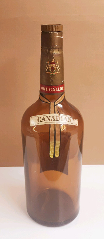 Vintage ONE U.S. Gallon Seagrams VO Liquor Bottle in Arts & Collectibles in Leamington - Image 4