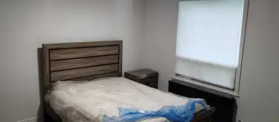 Plusieurs Chambres dispo maintenant Lit queen et matelas Table Internet inclus. Electricité partagé...