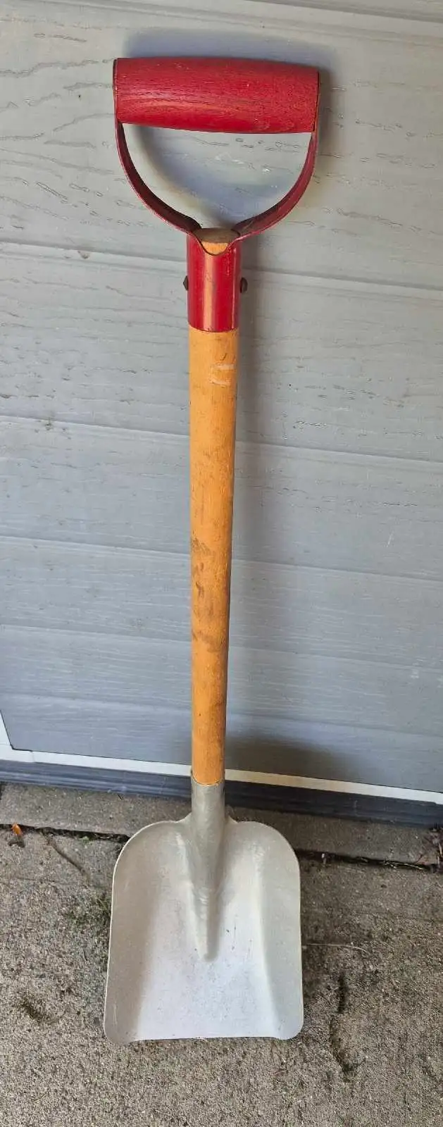 Small aluminum D handled shovel. 522587727883161602