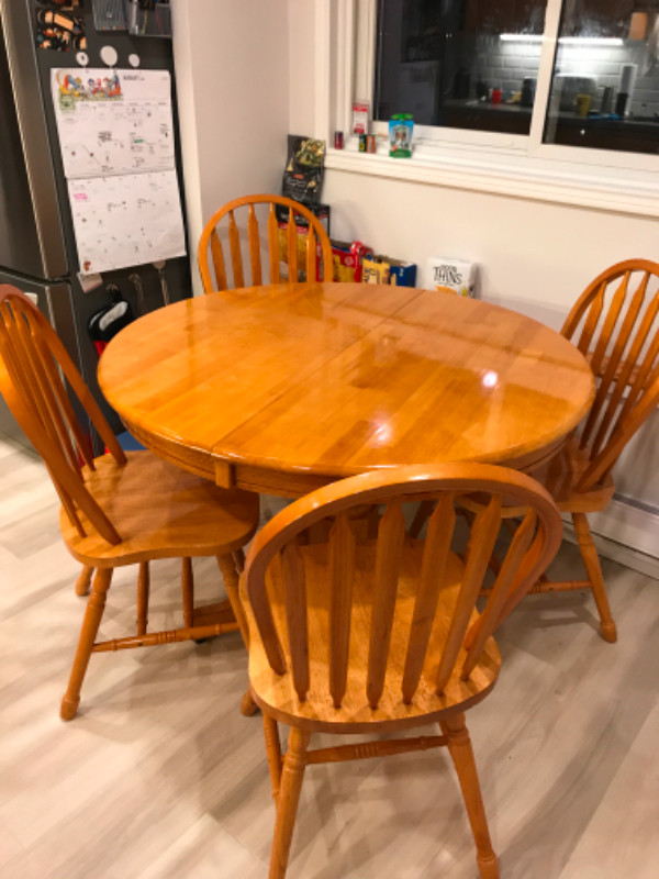 Classic Round Kitchen Table with 4 chairs with expandable leaf | Dining  Tables & Sets | Barrie | Kijiji