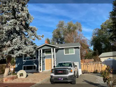 Clean Quiet Retro Home. large Room (single occupancy only) Shared Kitchen, Bathroom, and Laundry wit...
