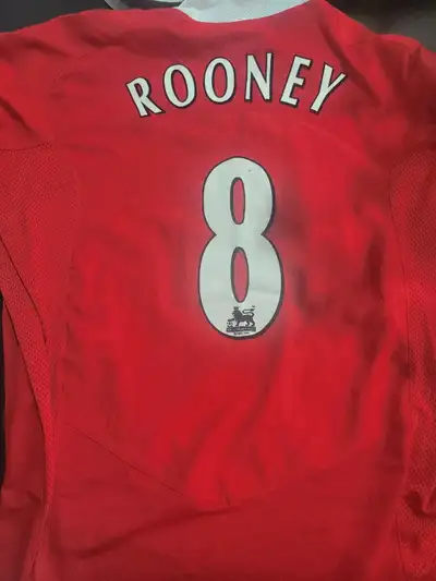 Show off your love for the Red Devils with Rooney #8 Manchester United jersey! This XXL jersey is a...