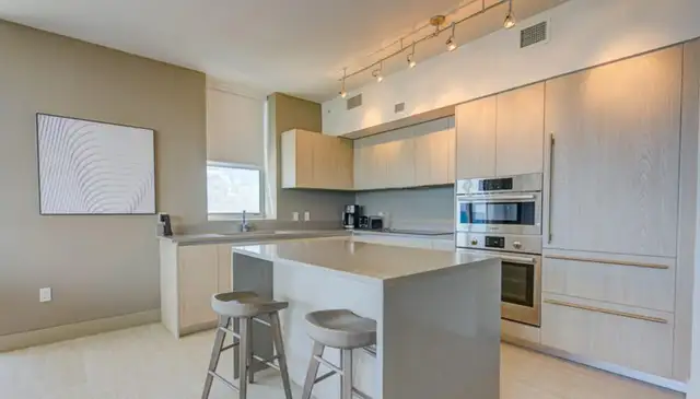 Hollywood Beach Oceanfront Getaway with Stunning Views & Resort in Florida in Canada - Image 4