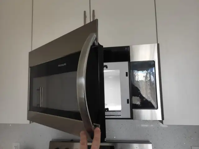 Microwave Installation in General Electronics in Edmonton - Image 3
