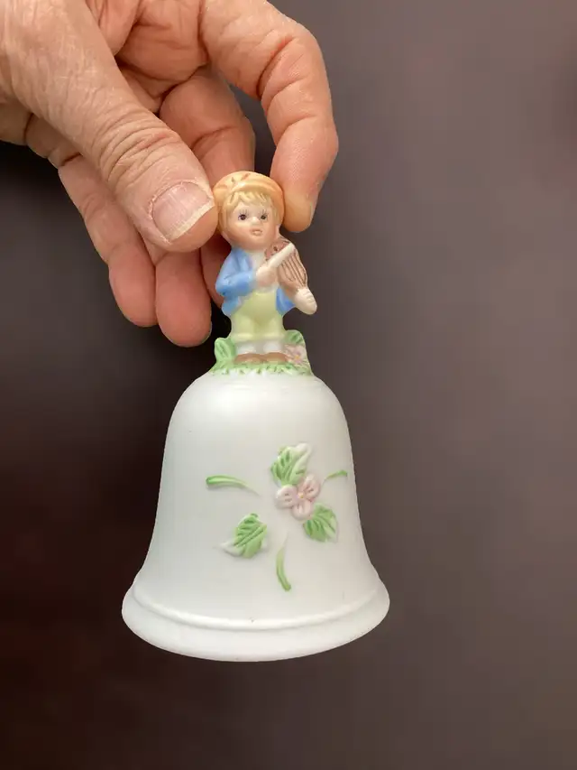 Paire de 2 clochettes en porcelaine Homco in Arts & Collectibles in Québec City - Image 4