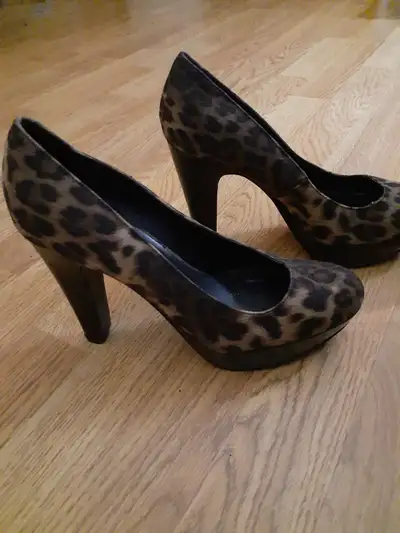 $10 Leopard print upper with PATENT LEATHER platform and heel. Size 8 Brand - SPRING Pick up in Lowe...