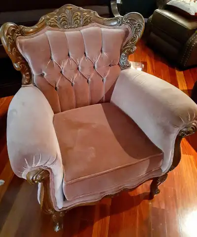 Fauteuil Vintage Queen Ann, velours, vieux rose, bois sculpté, très solide et confortable