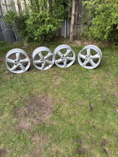 Je mets en vente un ensemble de quatre jantes d'origine pour Mazda 6, d'une dimension de 17 pouces,...