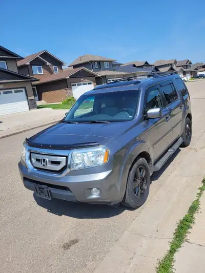 2009 Honda Pilot. In good mechanical shape. 331K. Reliable family vehicle, comes with long range rem...