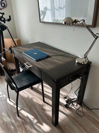 Bureau ordinateur, chaise, lampe et imprimante