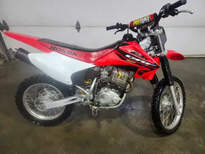 2004 honda crf150f big wheel. En bonne condition, seals de fourches neufs, changement huile fait, ch...