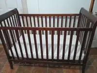 Lit pour bébé avec matelat . Baby crib with mattress