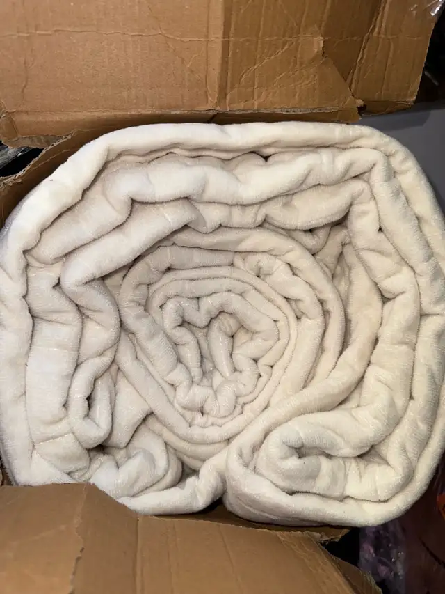 Gogreen Queen Comforter set. in Bedding in Oshawa / Durham Region - Image 4