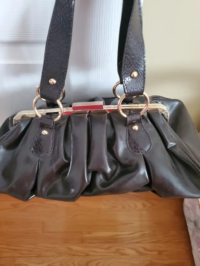 Woman hand bag  in Women's - Bags & Wallets in Oshawa / Durham Region - Image 3