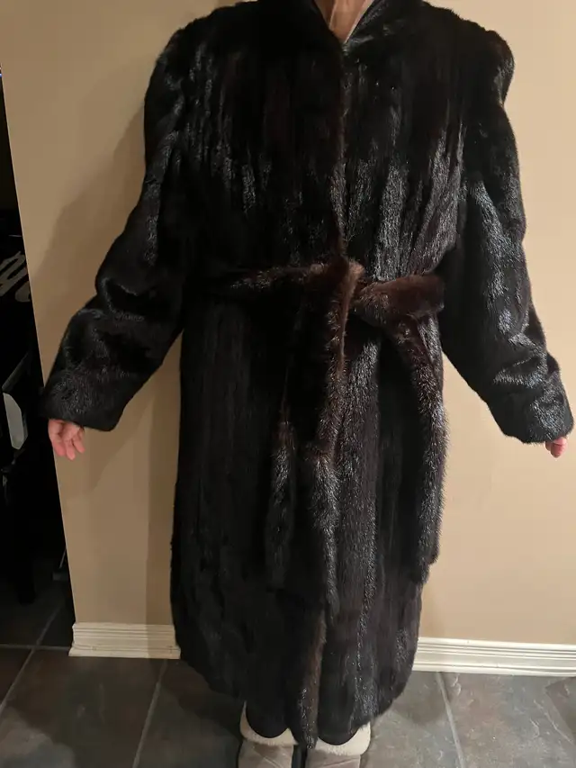 BLACK DIAMOND FEMALE MINK COAT/MANTEAU DE FOURRURE VISON FEMELL in Women's - Tops & Outerwear in Laval / North Shore - Image 3