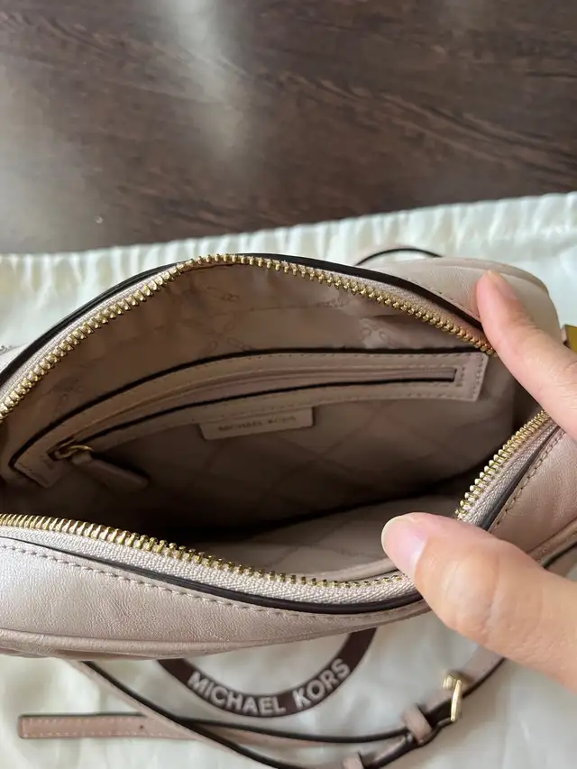 Michael Kors Pink Camera Crossbody Bag in Women's - Bags & Wallets in City of Toronto - Image 4