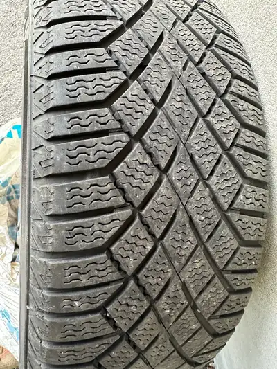 4 pneus d’hiver 16 pouces Continental Viking 215/60/16 montés sur Rims 5/112 (VW) usure 8/32 4 winte...