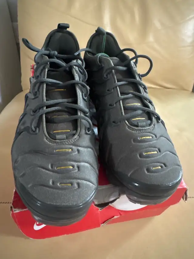 NIKE AIR VAPORMAX PLUS SIZE 11 in Men's Shoes in City of Toronto - Image 4