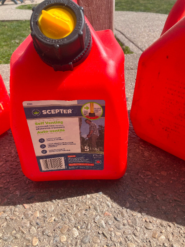 Gas cans in Outdoor Tools & Storage in St. Catharines - Image 2