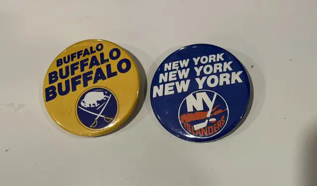 Vintage 1980 NHL Pin Back Buttons   in Arts & Collectibles in City of Toronto - Image 5