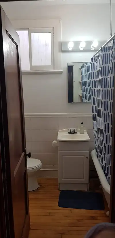 Large room available in Villeray! ✌️ Large room available in Villeray! $660/month (English below) We...