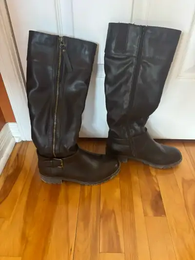 Bottes brun très foncé COMME NEUVES, taille 36 (doublées à l’intérieur) C’est disponible à LONGUEUIL...