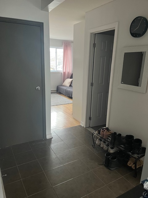 1er juillet 3 ½ Tranquille Ensoleillé 2e étage A/C stationnement