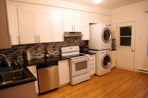 Grand appartement (4 ½) entièrement rénové, parfait pour un couple ou une personne unique. Apparteme...