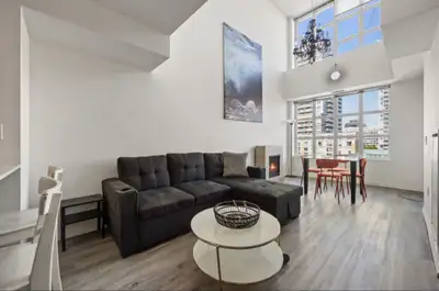 PLUSH ONE BEDROOM APARTMENT IN HEART OF DOWNTOWN