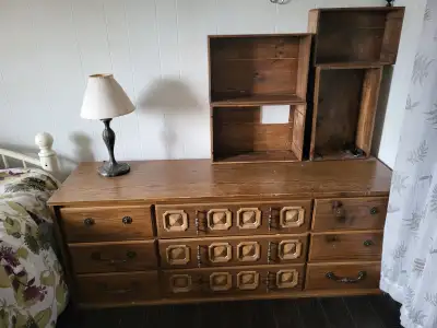 Bureau de chambre et matela queen et une base de lit simple, View more