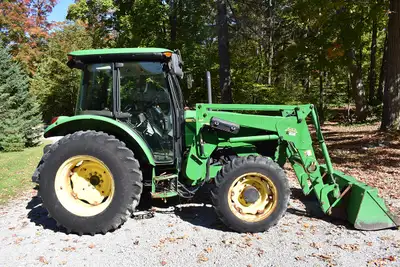 John Deere 5425 Tractor 4wd with 510 Loader. *4 Cyl 4.5L Diesel *Power reverser *12 speed power shut...